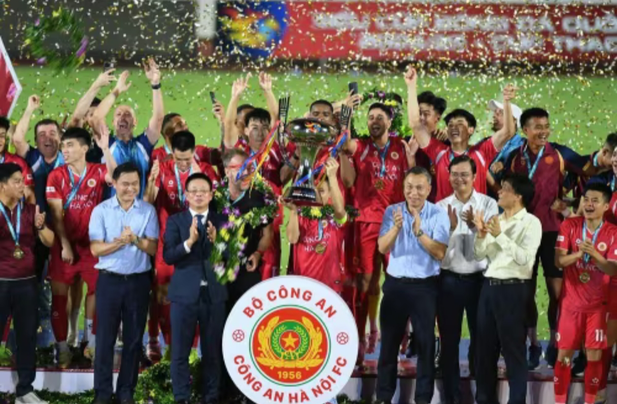 CAHN có được danh hiệu Siêu cúp đầu tiên.