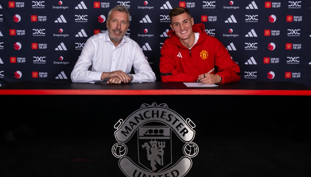 Manchester United chiêu mộ thành công Benjamin Sesko.