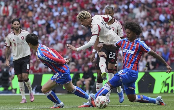 Hugo Ekitike mở tỷ số cho Liverpool.