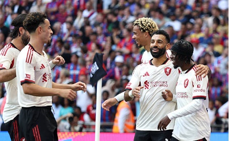 Đoàn quân HLV Arne Slot giành lợi thế trong xuyên suốt thời gian trận đấu khi dẫn trước Crystal Palace 2-1.