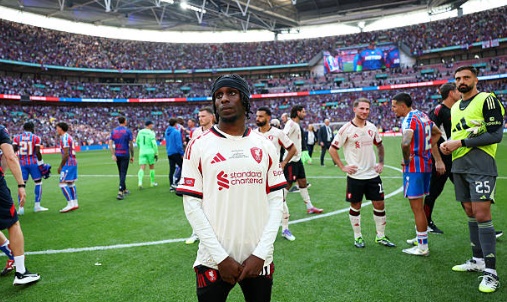 Hậu vệ Jeremie Frimpong cũng tỏ ra khá thất vọng. Ngôi sao người Hà Lan chính là tác giả của bàn thắng nâng tỷ số lên 2-1. 