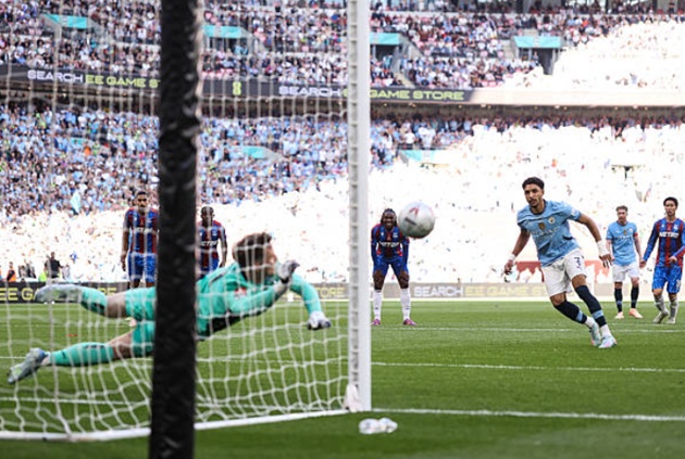 Henderson cản phá quả 11m của Marmoush.
