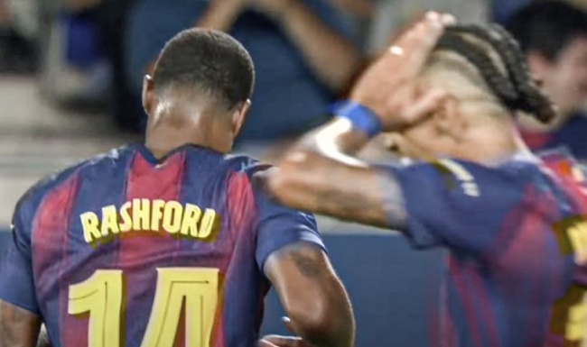 Phản ứng của Raphinha khi Rashford sút ra ngoài trước khung thành trống 2 Pha bỏ lỡ của Rashford khiến Raphinha sững sờ.