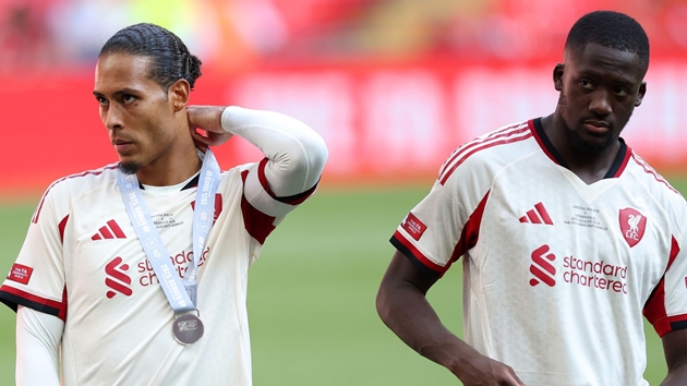 Liverpool ngậm ngùi nhìn Crystal Palace nâng cao Siêu cúp nước Anh.
