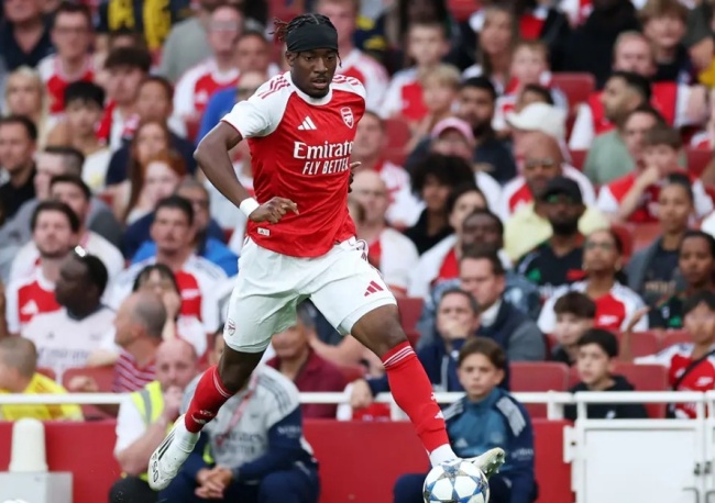 Madueke sẽ cạnh tranh với Martinelli, Trossard.