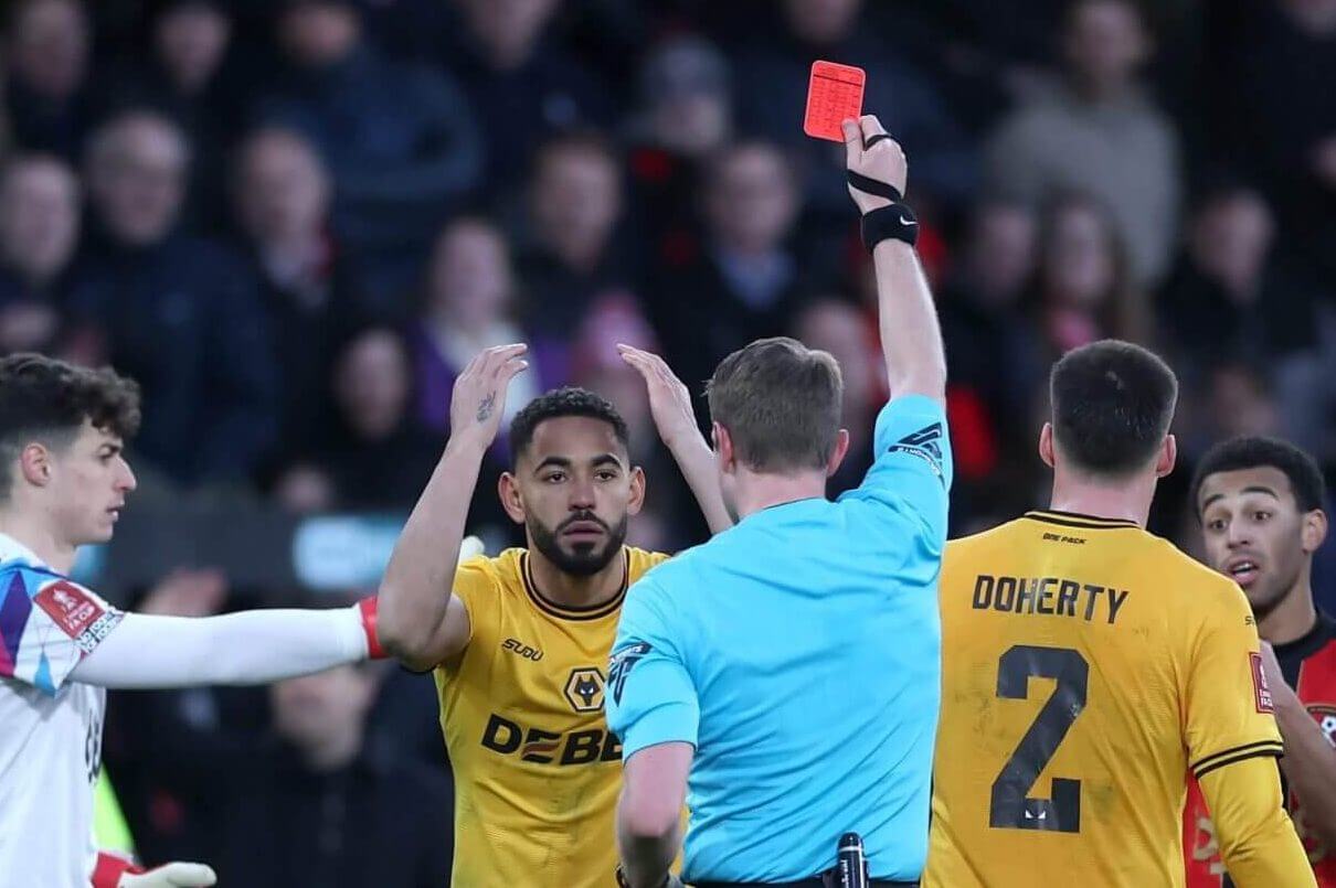 Những tấm thẻ đỏ nhiều lần gây hại cho Wolves.
