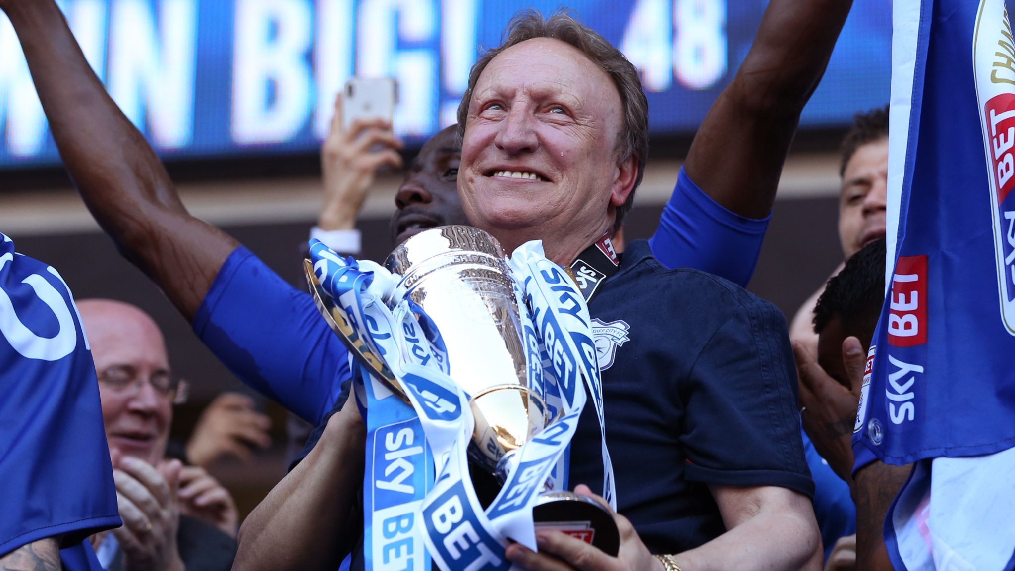 Warnock đã giải nghệ sau nhiều năm cống hiến cho bóng đá Anh
