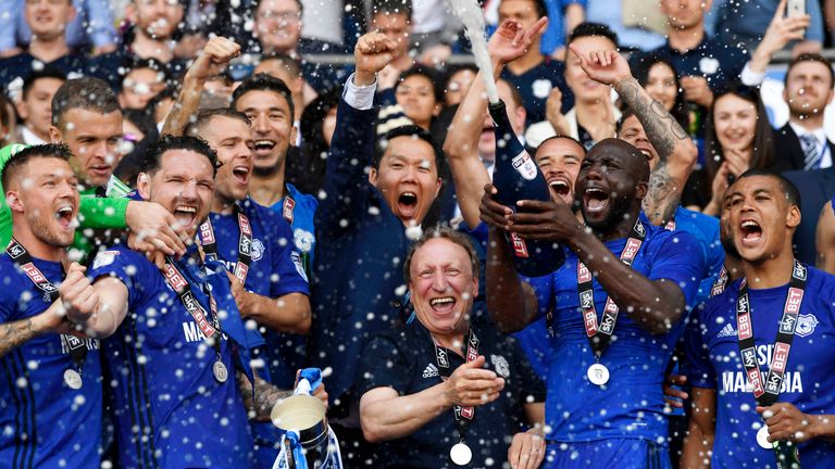 Warnock đi vào lịch sử bóng đá Anh với 8 lần giúp các CLB thăng hạng
