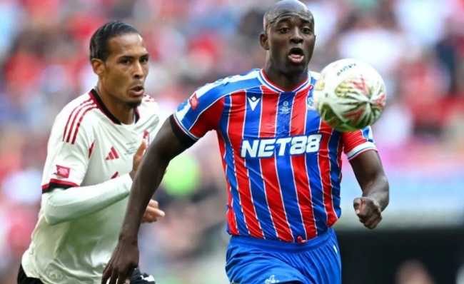 Van Dijk gặp nhiều khó khăn khi theo kèm Jean-Philippe Mateta.