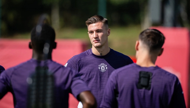 Benjamin Sesko tập buổi đầu tiên cùng Man United.