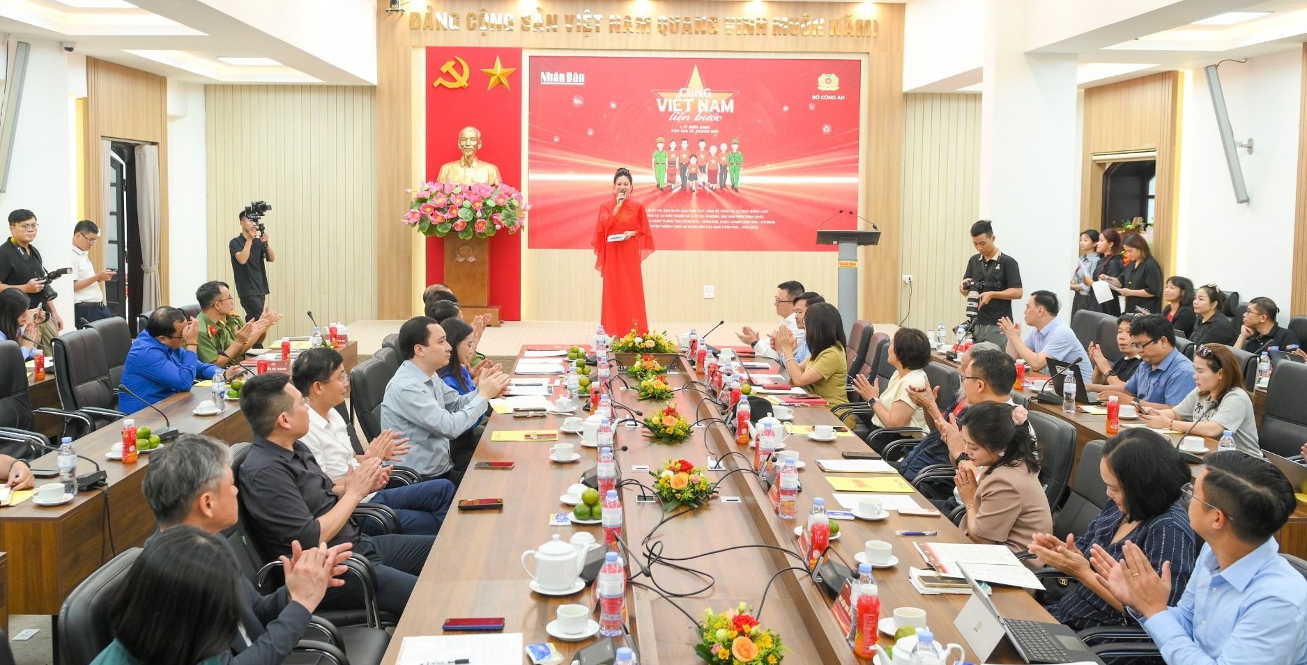 Toàn cảnh họp báo sự kiện đi bộ toàn quốc “Cùng Việt Nam tiến bước”.