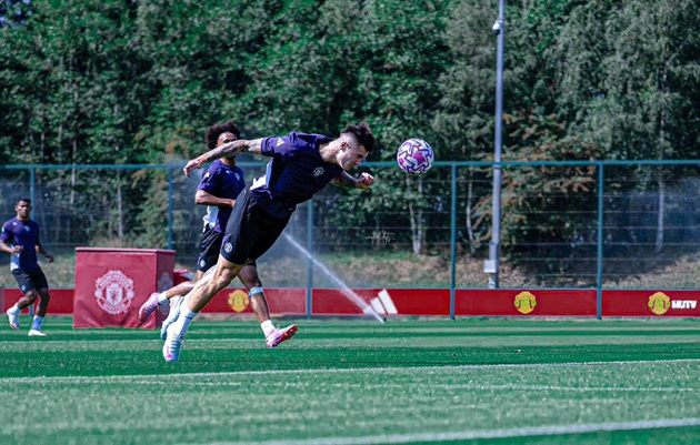 Ảnh bài viết Nhìn Sesko đánh đầu, CĐV MU cảm thán: "Có phải tôi đang nhìn thấy Van Persie?"