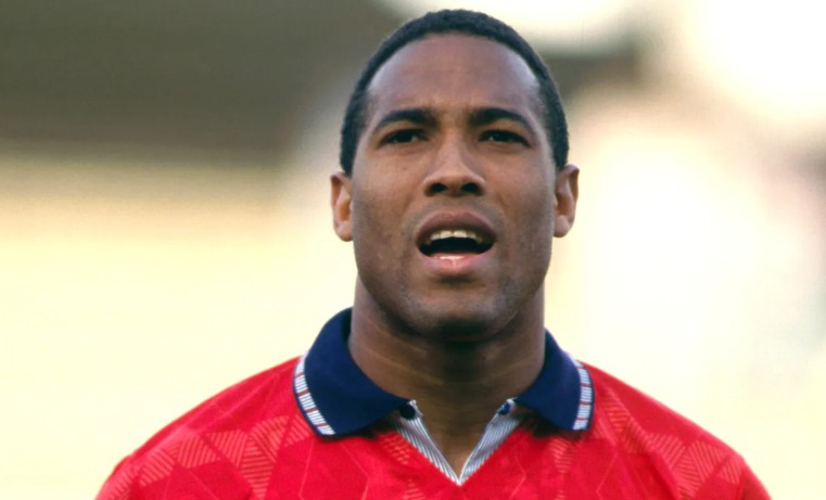 John Barnes từng là tiền đạo danh tiếng của Liverpool và tuyển Anh.