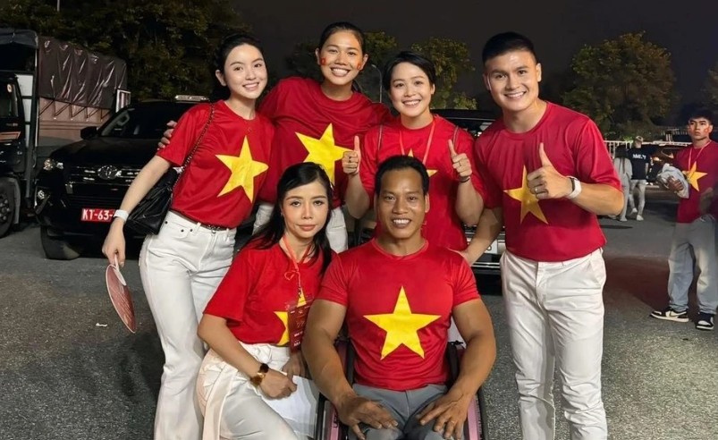 Tiền vệ Nguyễn Quang Hải và bà xã Chu Thanh Huyền chụp hình cùng một số vận động viên nổi bật ở sự kiện "Tổ Quốc trong tim". Ảnh" FBNV.