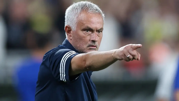 Mourinho giúp Fenerbahce đánh bại Feyenoord của Van Persie.