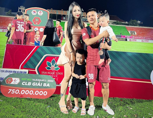 Văn Trâm bên cạnh gia đình nhỏ luôn ủng hộ sự nghiệp của anh.