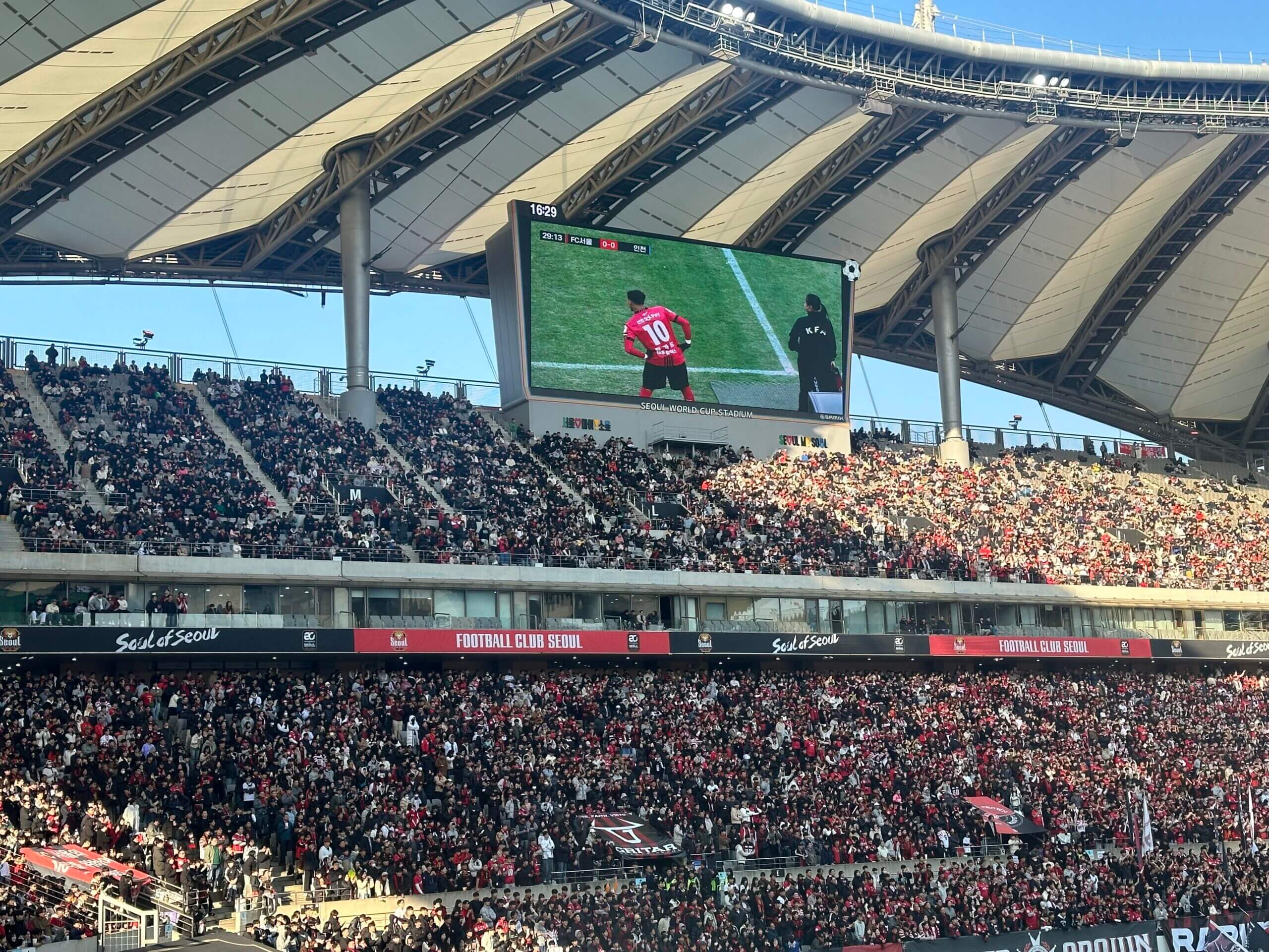 Lingard vào sân từ băng ghế dự bị trong trận đấu đầu tiên