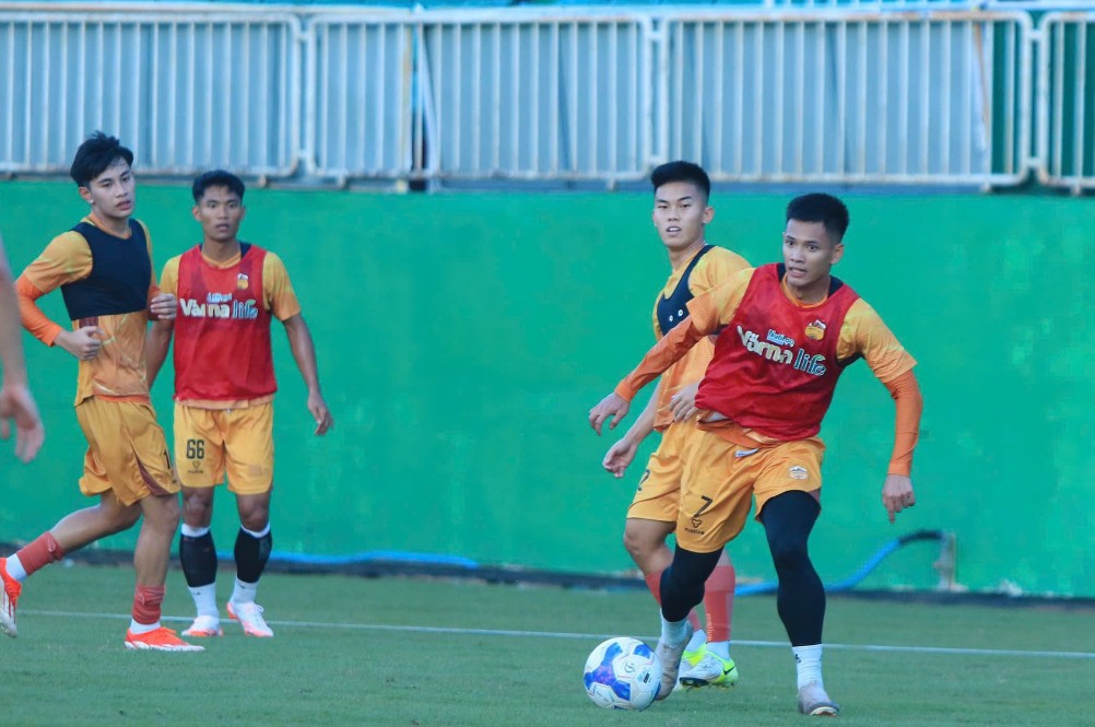 Lực lượng nội binh hiện tại của HAGL chủ yếu là các cầu thủ trẻ, được dự báo sẽ gặp nhiều khó khăn khi phải chinh chiến ở môi trường khắc nghiệt như V-League. Ảnh: CLB HAGL.