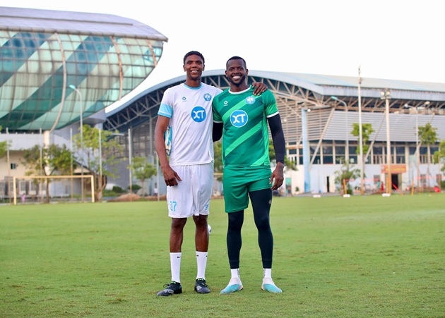 Tiền đạo Kyle Hudlin (2m06) và thủ môn Caique Luiz Santos (1m98) của CLB Nam Định.