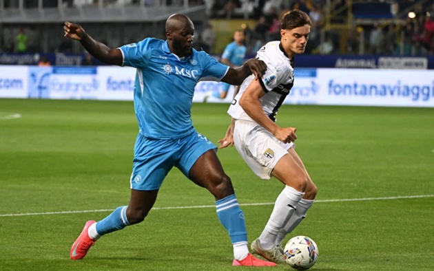 Leoni 18 tuổi đối đầu với Lukaku