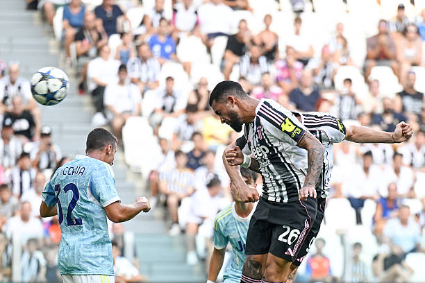 Luiz vừa sắm vai người hùng trên sân cỏ, nhưng anh cũng là món hàng trên TTCN.