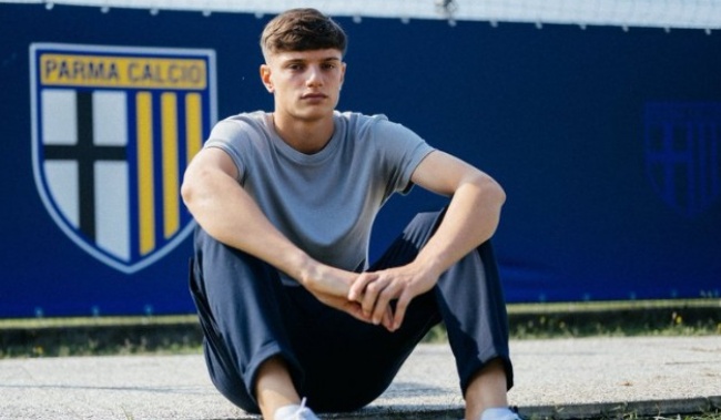 Giovanni Leoni trên đường đến Liverpool.