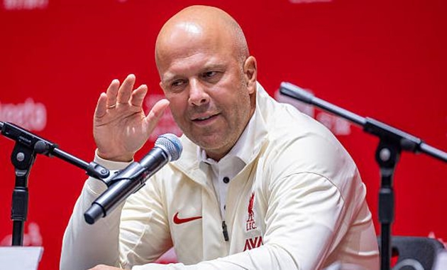 Arne Slot từ chối nói về thương vụ Marc Guehi.