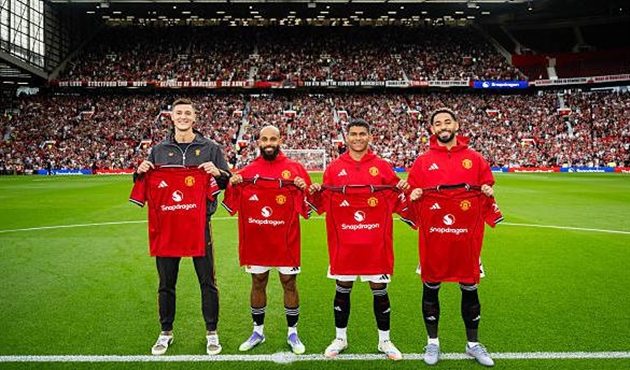 Manchester United chi hơn 200 triệu bảng để tái thiết hàng công.