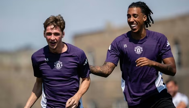 Con trai của cựu danh thủ Darren Fletcher cùng Leny Yoro trong chuyến tập huấn tại Mỹ.