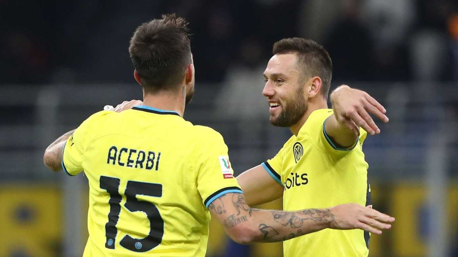 Stefan De Vrij và Francesco Acerbi vẫn thi đấu đầy chắc chắn dù tuổi tác đã cao.