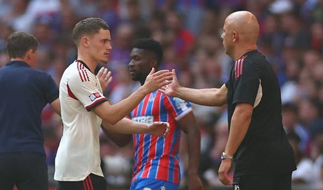 Arne Slot hy vọng Florian Wirtz có thể vươn đến đẳng cấp của Mohamed Salah.