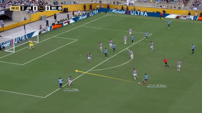 Ait-Nouri có thể đá bó vào trong như một tiền vệ.