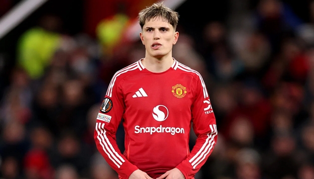 Garnacho trên đường đến Stamford Bridge.