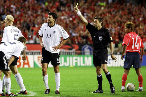 Chiếc thẻ vàng khiến Michael Ballack bị treo giò ở trận chung kết World Cup 2002. Đó cũng là giải đấu mà tuyển Đức chấp nhận về nhì sau thất bại 0-2 trước tuyển Brazil ở trận tranh ngôi vương.