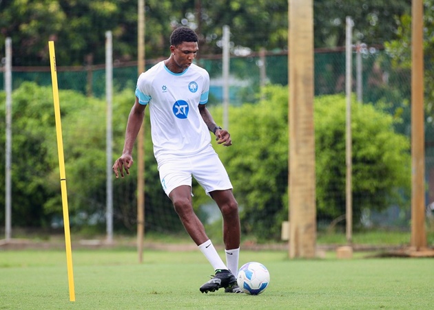 Báo Hàn nhận định chân sút "khổng lồ" người Anh sắp nhập tịch Việt Nam.