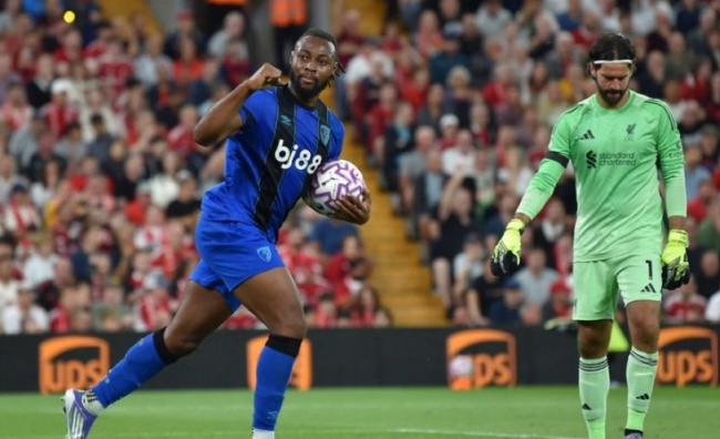 Semenyo lập cú đúp bàn thắng.