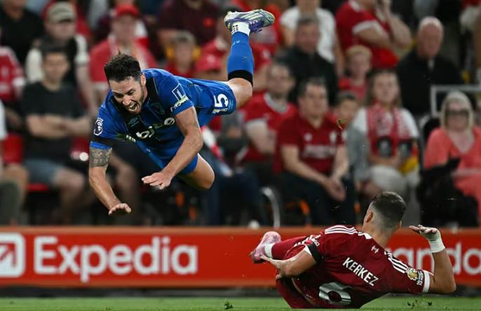 Milos Kerkez – 7.1 điểm: Nhiệt huyết trong tranh chấp, hỗ trợ phòng ngự cho Van Dijk. Dù sao, tân binh Liverpool vẫn bị điểm trừ khi giữ vị trí không tốt, phản ứng chậm chạp với vào bóng muộn trước Adam Smith và phải nhận thẻ vàng. Việc anh bị thay ra nhường chỗ cho Robertson là điều không bất ngờ.