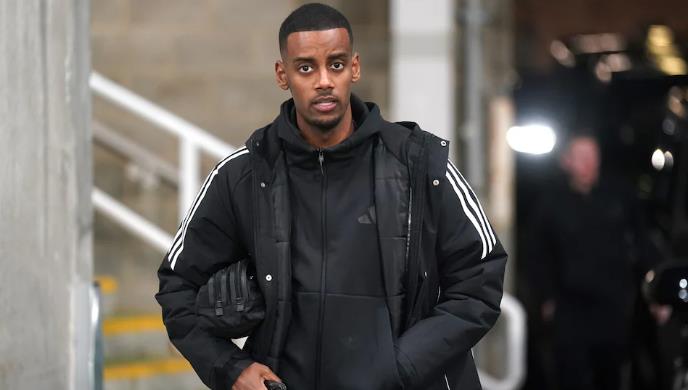 Newcastle nên giữ hay bán Isak?