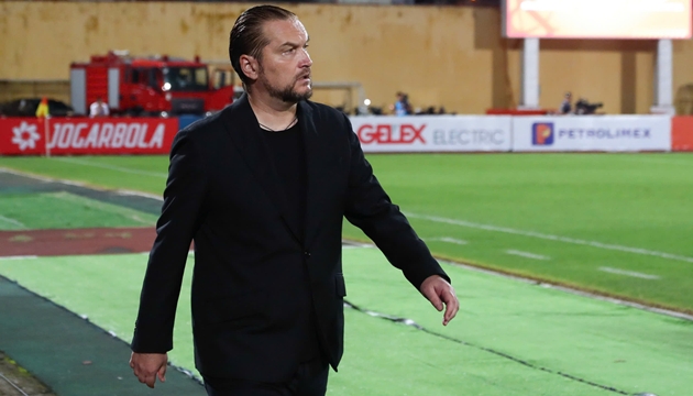 Ảnh bài viết V-League 2025-26: Cảm xúc trái ngược của HLV Popov và Polking sau trận hòa 1-1
