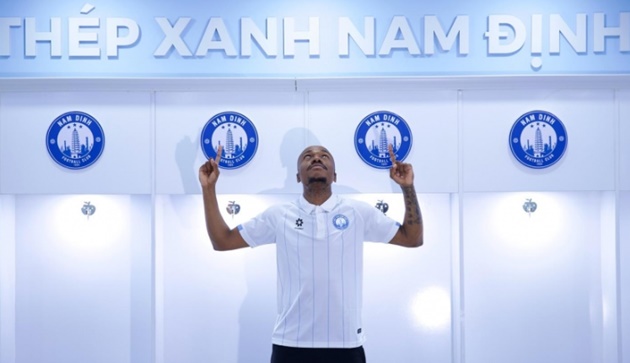 Percy Muzi Tau gia nhập Nam Định. 