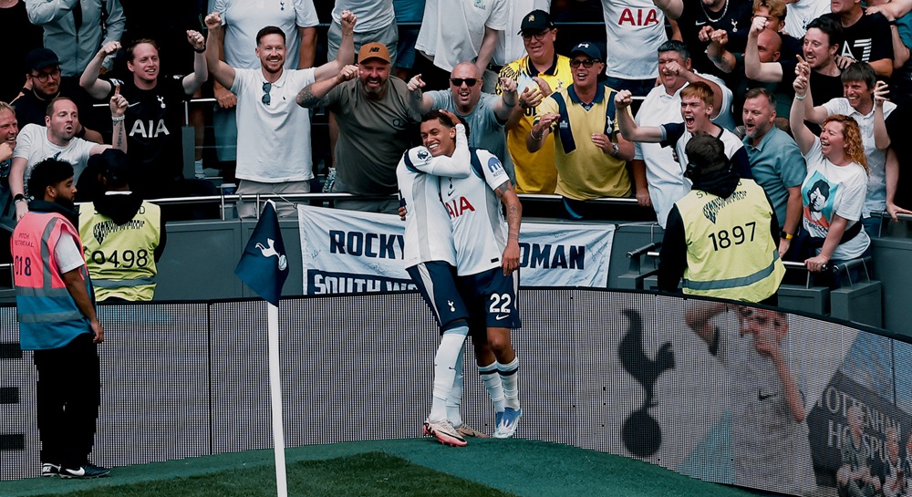 Spurs ghi 3 bàn và giữ sạch lưới trong trận ra quân Ngoại hạng Anh.