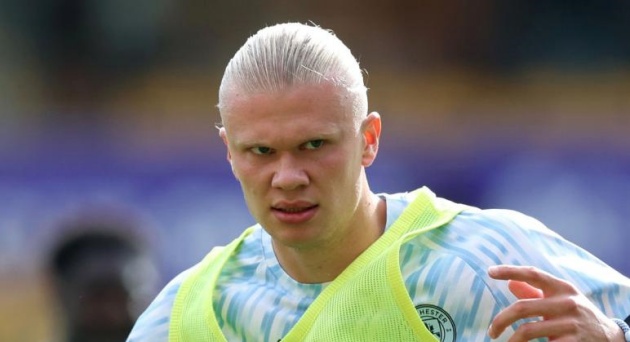 Ảnh bài viết Haaland đánh đầu ra ngoài trước khung thành trống