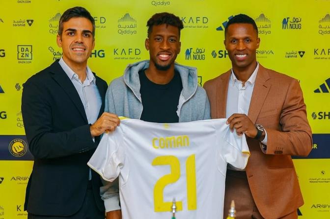 Kingsley Coman bên cạnh chiếc áo đấu mới.