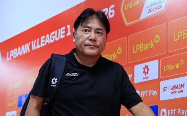 HLV Makoto Teguramori cùng Hà Nội FC nhận thất bại trước CA TPHCM. Ảnh: Hà Nội FC.