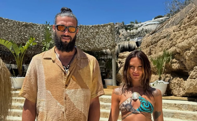 Andy Carroll hàn gắn lại mối quan hệ với Lou Teasdale, người tình lớn hơn anh 6 tuổi.