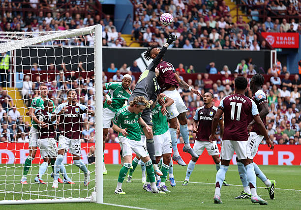 Newcastle gặp nhiều khó khăn trong ngày vắng Isak.