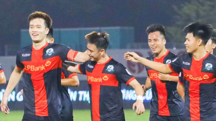 Nguyễn Hoàng Đức đóng góp pha kiến tạo giúp Ninh Bình vượt qua Hà Tĩnh. Ảnh: Ninh Bình FC.