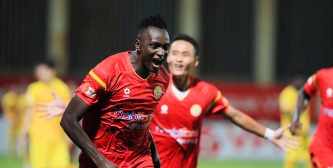 Joseph Mpande ghi bàn cho PVF-CAND.