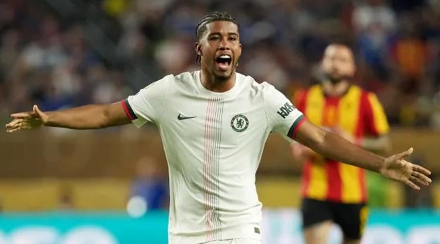 Andrey Santos trong màu áo Chelsea.