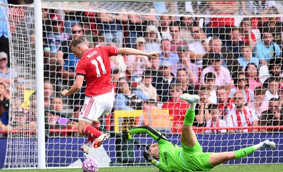 Wood lập cú đúp giúp Forest đánh bại Brentford.